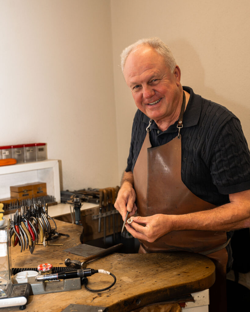Goldschmiedemeister Ingo Nölke feilt einen Ring an der Werkbank